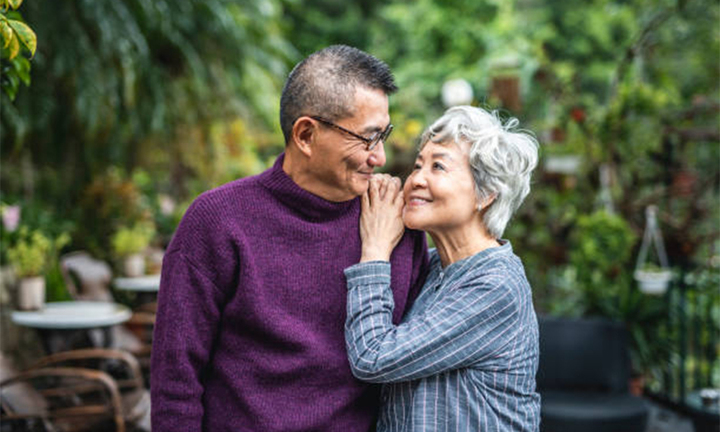 Mẹ tôi thờ chồng nuôi con cả đời, đến 71 tuổi lại đòi kết hôn