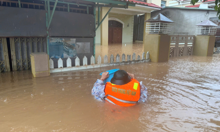 Bộ đội biên phòng vượt lũ tiếp tế các hộ dân bị cô lập ở Quảng Trị
