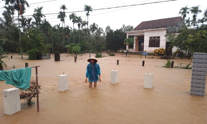 Hơn 2.700 nhà dân ở Quảng Nam, Quảng Trị chìm trong biển nước 