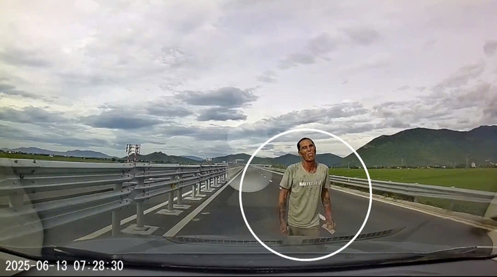 Người đàn ông xăm trổ cầm đá, chặn đầu ô tô trên cao tốc Vân Phong – Nha Trang