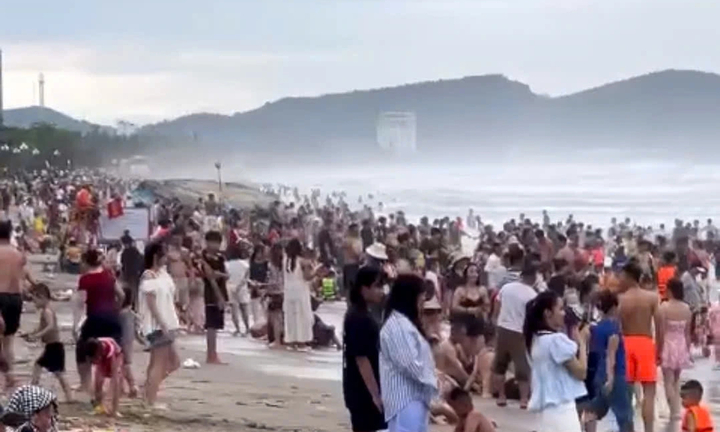 Sáng nay, hơn 20 du khách gặp nạn ở biển Cửa Lò