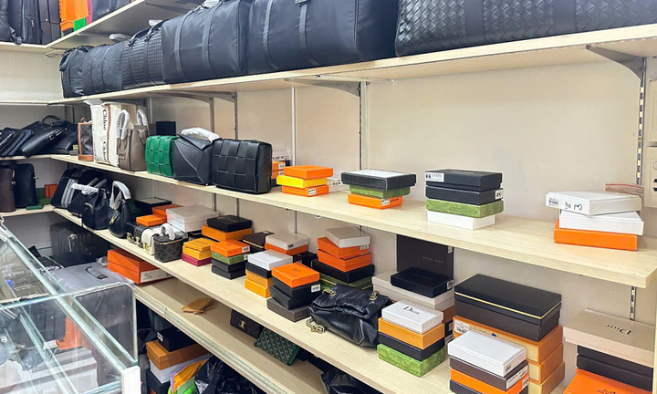 'Đột kích' Saigon Square, phát hiện trăm sản phẩm nghi giả mạo thương hiệu lớn