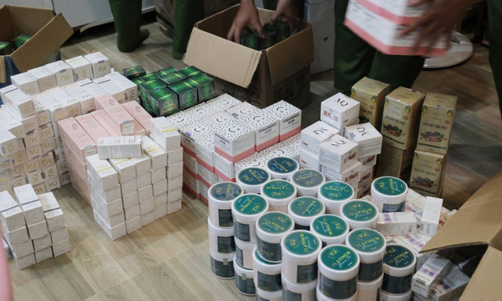 Triệt phá đường dây sản xuất 12 tấn kem trộn, rao bán trên livestream