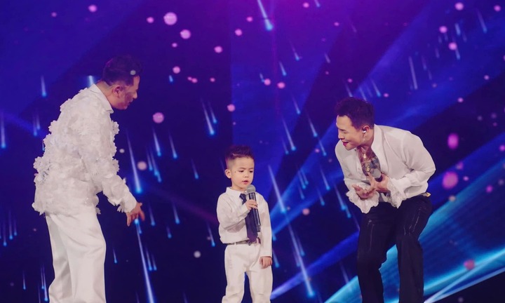 Tranh cãi con trai 4 tuổi của Bằng Kiều hát concert Anh trai vượt ngàn chông gai