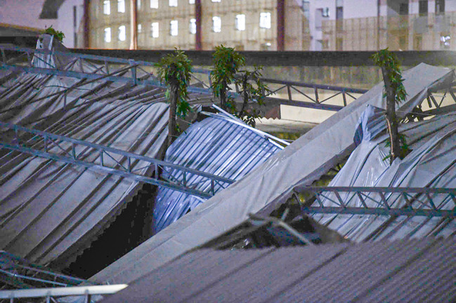 Hiện trường ngổn ngang mái che sân pickleball rộng hơn 800 m² ở Hà Nội bị đổ sập