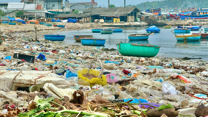Rác thải tràn ngập gần 300m bờ biển Quảng Ngãi