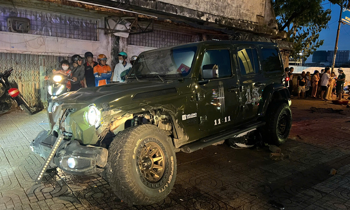Xe Jeep lao qua dải phân cách tông 3 xe máy ở TP.HCM, hai phụ nữ tử vong