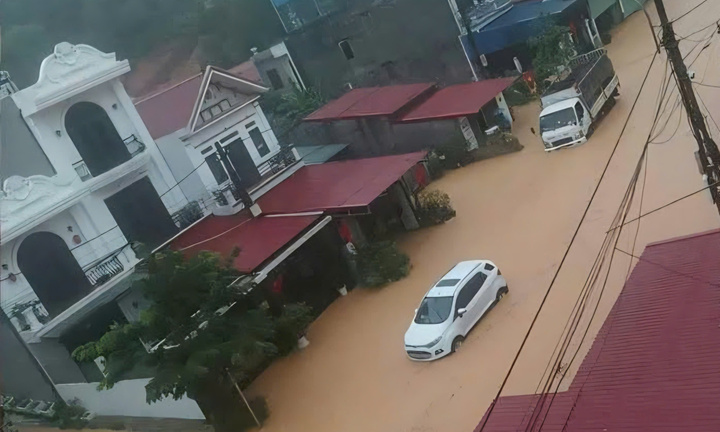 Lạng Sơn hóa biển nước sau cơn mưa lớn, nhiều ô tô mắc kẹt trên đường