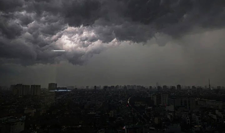 Dự báo thời tiết Hà Nội 10 ngày tới: Oi bức kéo dài, chiều tối mưa dông