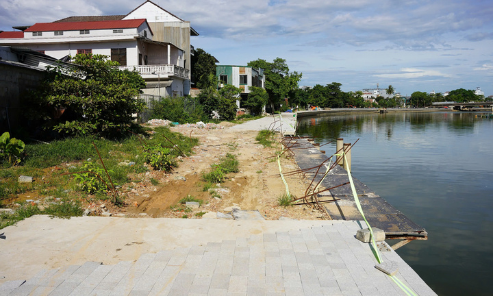 Đường đi bộ ven sông gần 270 tỷ chậm tiến độ ở Huế giờ ra sao?