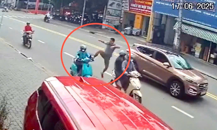 Nữ tài xế xe ôm bị người đàn ông đi ô tô đạp ngã giữa đường ở Bình Dương