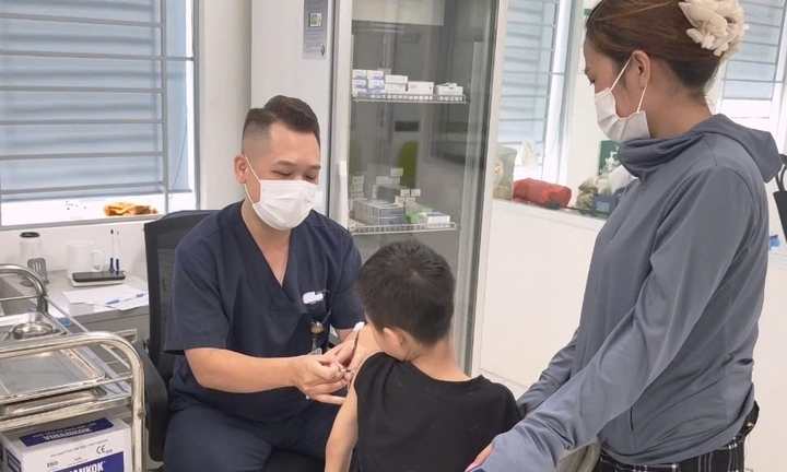 Bị chó nhà hàng xóm tấn công, bé trai rách vùng cổ