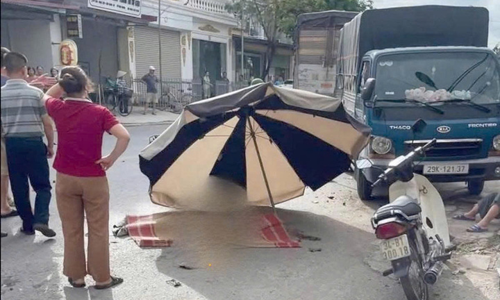 Ba người trong gia đình thương vong sau cú va chạm với xe tải