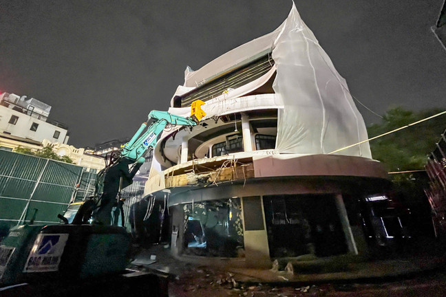 Hà Nội bắt đầu phá dỡ tòa nhà 'Hàm cá mập'