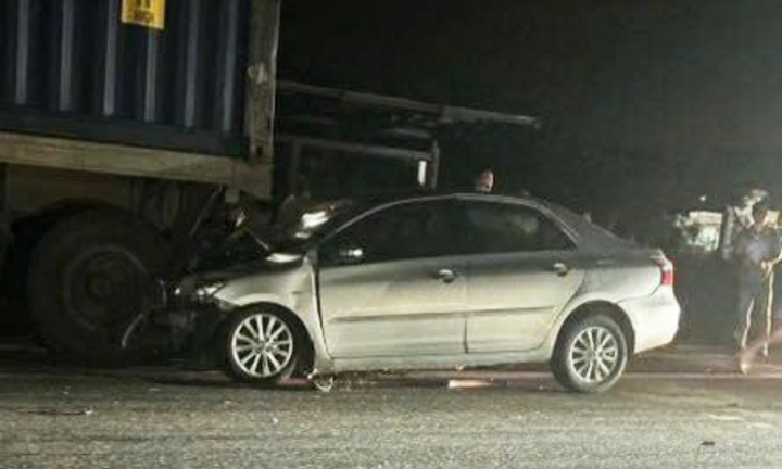 Ô tô con tông đuôi xe tải đang đỗ, 5 người cùng gia đình thương vong