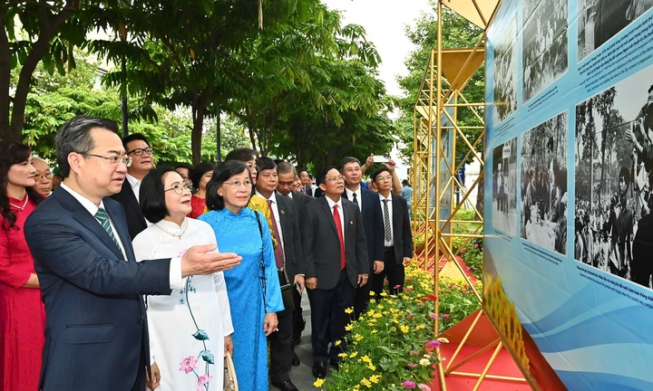 Khai mạc triển lãm ảnh 100 năm Báo chí cách mạng Việt Nam