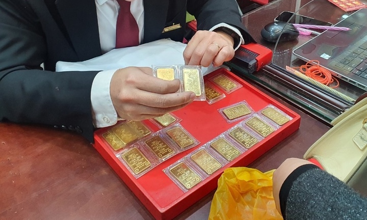 Giá vàng liên tục tăng, nhà đầu tư nên mua vào hay bán ra?