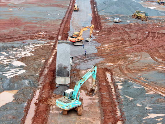 Tấp nập thi công đường băng số 2 tại siêu dự án sân bay Long Thành