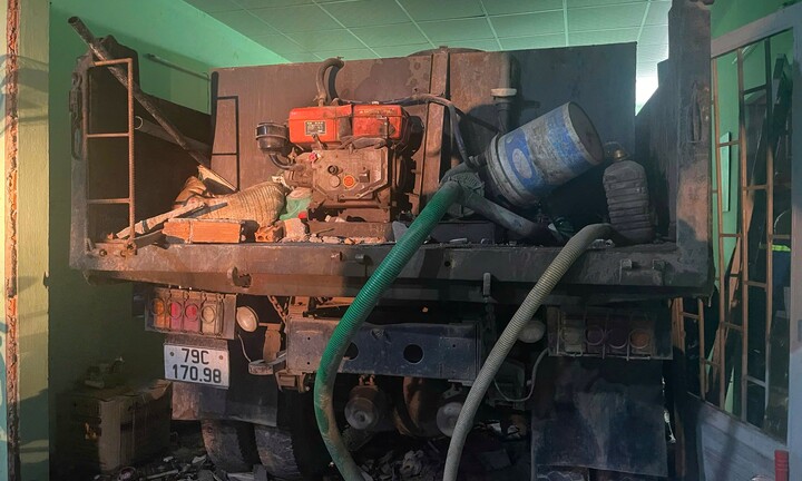 Xe tải lao vào quán cà phê, 4 người thương vong