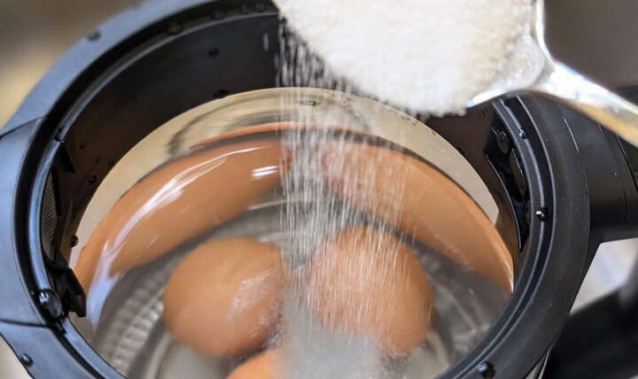 Luộc trứng với giấm và muối ăn có tác dụng gì?