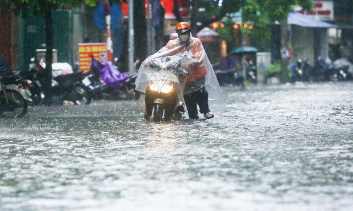 Hà Nội mưa lớn, nguy cơ ngập úng loạt tuyến phố và dự báo thời tiết 10 ngày