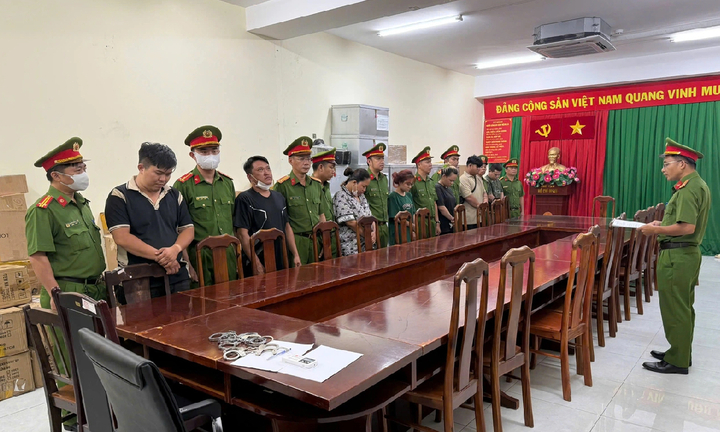 Bắt khẩn cấp cặp vợ chồng cầm đầu đường dây buôn nước hoa giả 