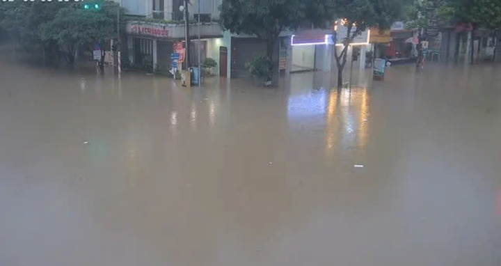 Nhiều tuyến đường TP Thái Nguyên chìm trong biển nước sau cơn mưa lớn
