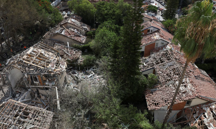 Tên lửa Iran 'xé toạc' tòa nhà chung cư ở Tel Aviv, Israel