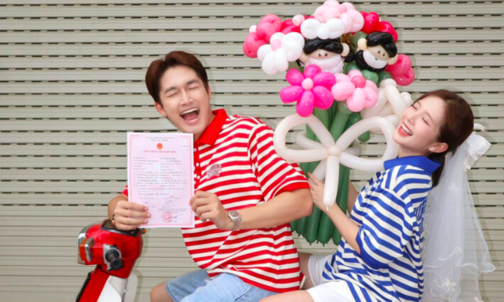 Cặp đôi 'phim giả tình thật' Đình Tú - Ngọc Huyền khoe giấy đăng ký kết hôn