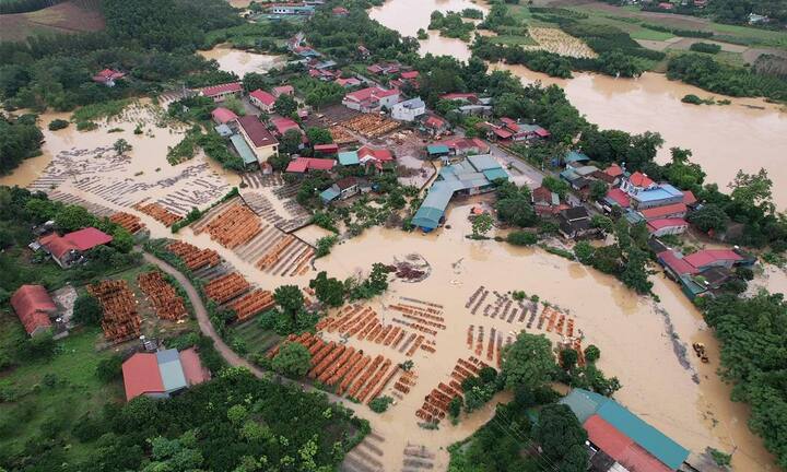 Hơn 400 hộ dân ở Lạng Sơn bị cô lập giữa biển nước