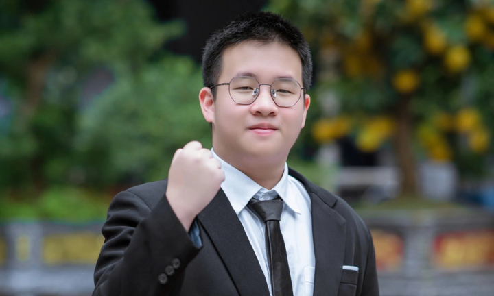 Thừa 10 điểm, nam sinh thành thủ khoa chuyên Toán 2 trường khó nhằn nhất Hà Nội