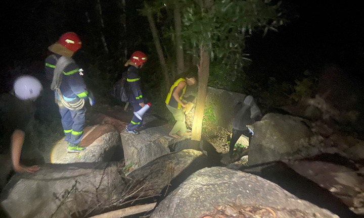 3 người bị lạc khi leo núi ở Khánh Hoà