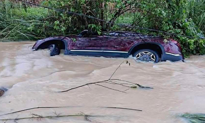 Ô tô chở 5 người bị lũ cuốn trôi ở Tuyên Quang