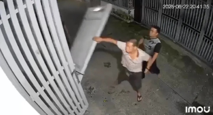 Phá cửa nhà hàng xóm vì bị nhắc nhở hát karaoke gây ồn ào ở TP.HCM