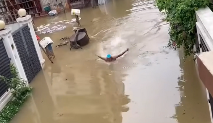 Người dân Thái Nguyên chèo thuyền, bơi giữa phố sau mưa lớn