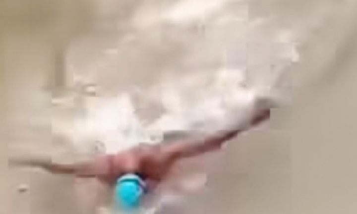 Thái Nguyên: Đường ngập như sông, thầy giáo trổ tài bơi lội giữa phố 