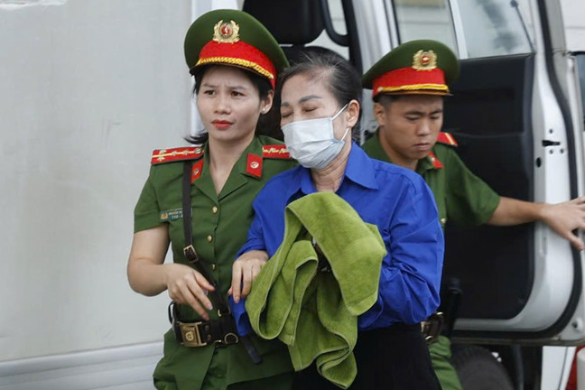 Cảnh sát dẫn giải cựu Bí thư Vĩnh Phúc Hoàng Thị Thúy Lan vào phòng xét xử