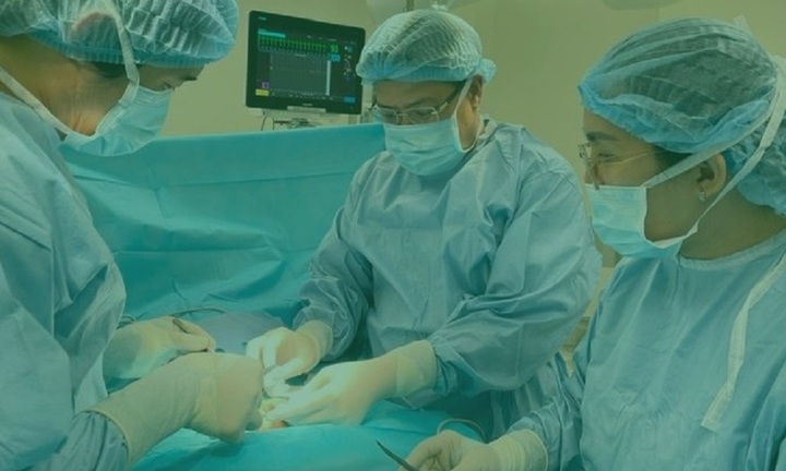 Bé gái 13 tuổi có khối u buồng trứng gần 8 kg