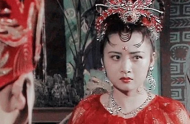 Yêu tinh nhện đẹp nhất Tây du ký từng khiến đạo diễn phá lệ, giờ là bà trùm Cbiz