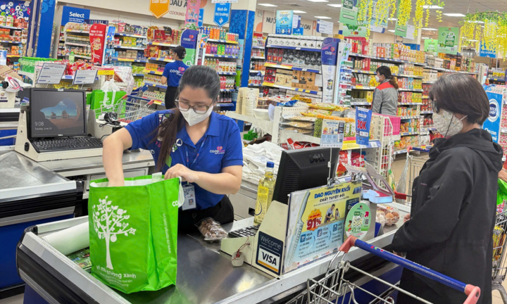 Khách hàng mang túi môi trường mua sắm, Co.opMart tặng ngay rau củ xanh