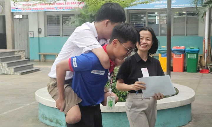 Khâm phục nam sinh khuyết tứ chi vẫn thi tốt nghiệp THPT