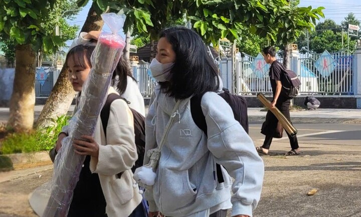 77 thí sinh 'khăn gói' vượt rừng, đi xuyên 2 tỉnh đến điểm thi tốt nghiệp