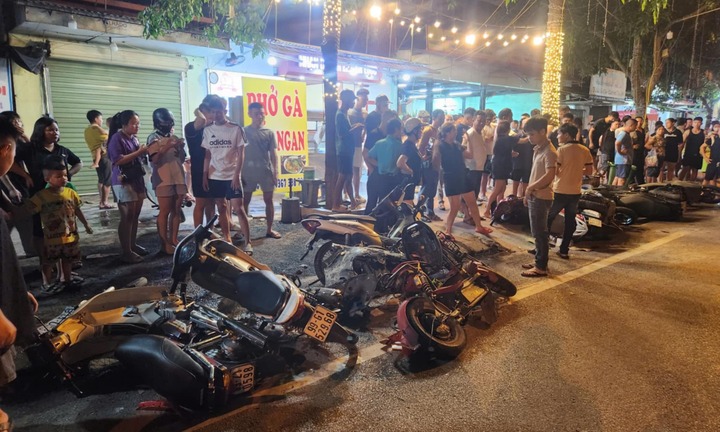 Ô tô 'điên' tông loạt xe máy ở Bắc Ninh, 2 người bị thương