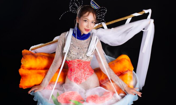 Kỳ Duyên gây sốt với trang phục dân tộc phở Việt Nam