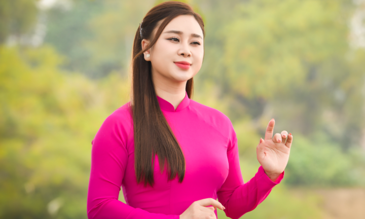 Tuổi thơ cơ cực của nữ ca sĩ hát 'Quảng Bình quê ta ơi' đạt 70 triệu lượt xem