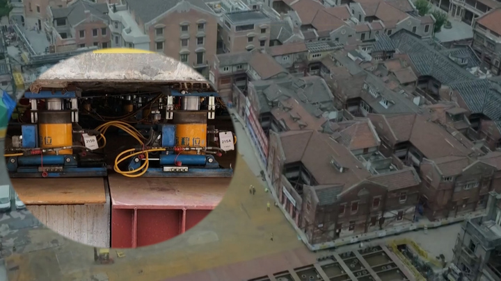 Hơn 400 robot nhấc bổng nhà cổ nặng 7.500 tấn: Điều khó tin đã xảy ra