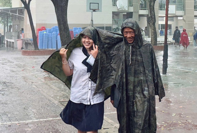 Thí sinh đội mưa về nhà sau thi môn Toán tốt nghiệp THPT