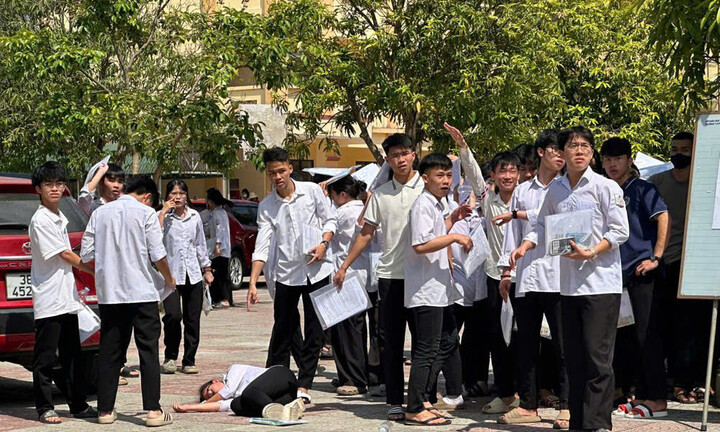 Nữ sinh ngất xỉu giữa sân trường sau giờ thi tốt nghiệp THPT 2025 môn Văn
