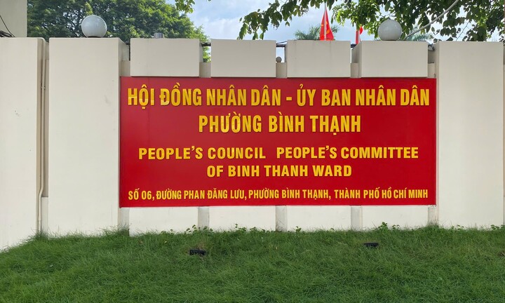 Loạt trụ sở phường ở TP.HCM gắn bảng tên mới