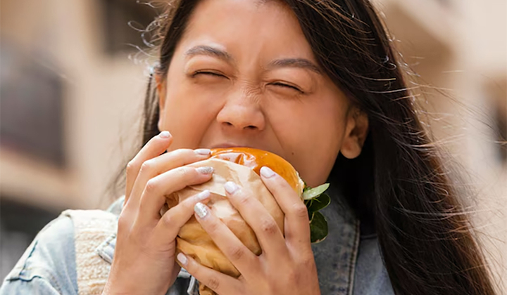 Bị người yêu ‘đá’, cô gái ăn 4kg thực phẩm để trả thù và suýt vỡ dạ dày